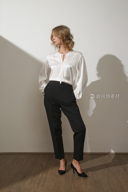 系列工作室照片的年轻女模特穿着经典的智能休闲黑白服装