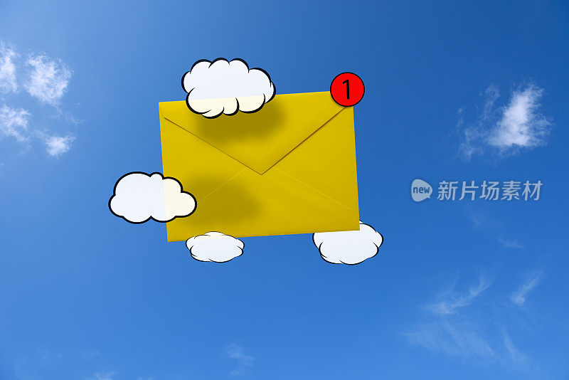 云中的电子邮件信封，对着蓝天发出通知