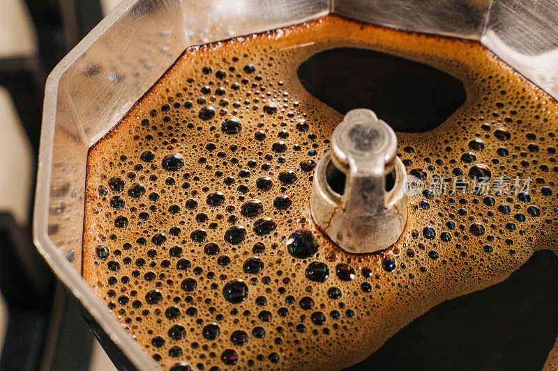 摩卡壶制作浓缩咖啡的特写镜头