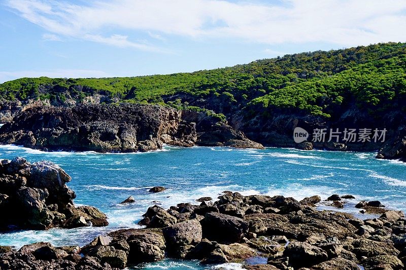 船灰色岩石，橄榄绿和莎士比亚蓝色的海水，张伯伦望台，塔斯拉，新南威尔士州