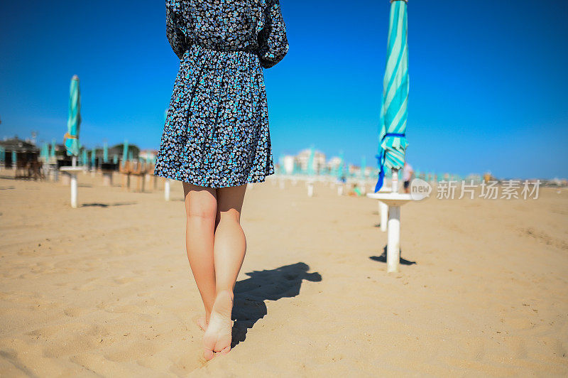 沙滩上有选择性焦点的女人纤细的腿。