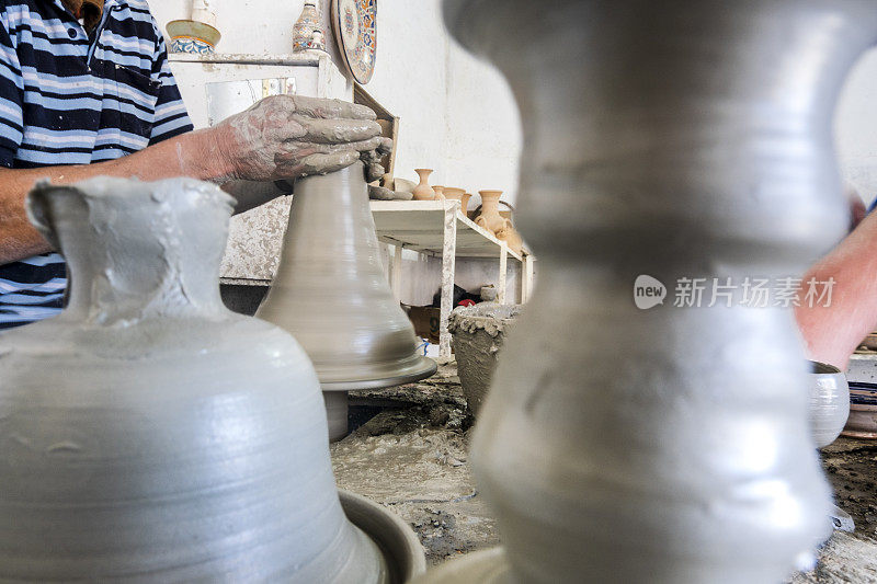 摩洛哥非斯的一家陶瓷厂里，熟练的陶工正在用灰色粘土制作器皿。