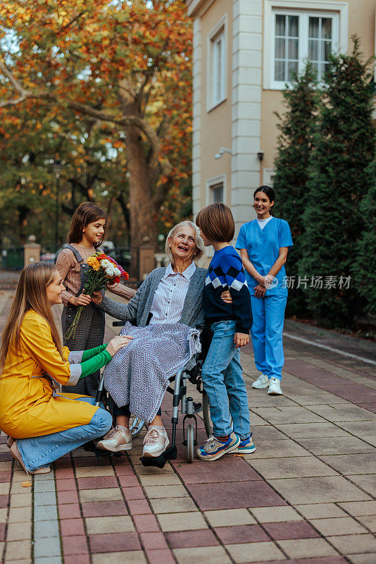 祖母带着孙子们住在养老院。