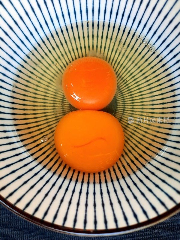2鸡蛋在碗-食物准备。