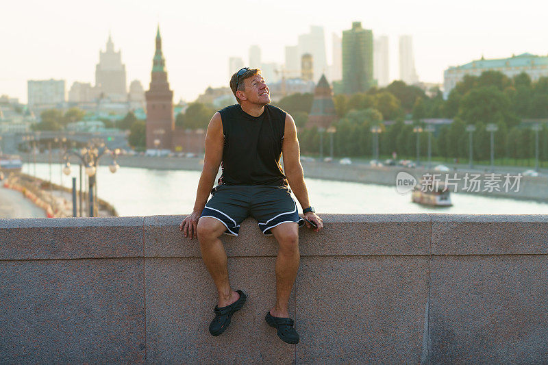 英俊的男模在炎热的夏天欣赏莫斯科市中心。