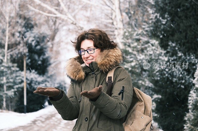 女子正在享受降雪