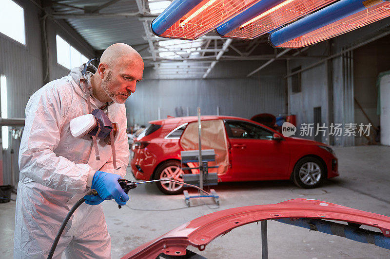 经验丰富的工装工匠为汽车挑选油漆