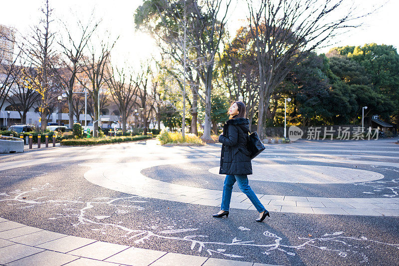 一个心情很好的女人走在广场上