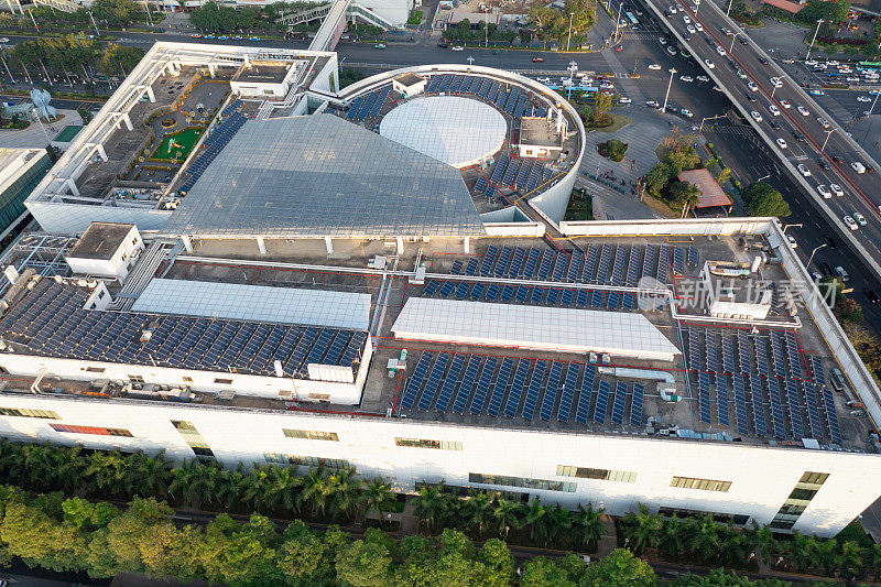 城市建筑屋顶太阳能电站的鸟瞰图