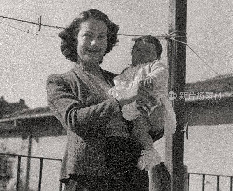 1949年，母亲和女儿在阳台上。