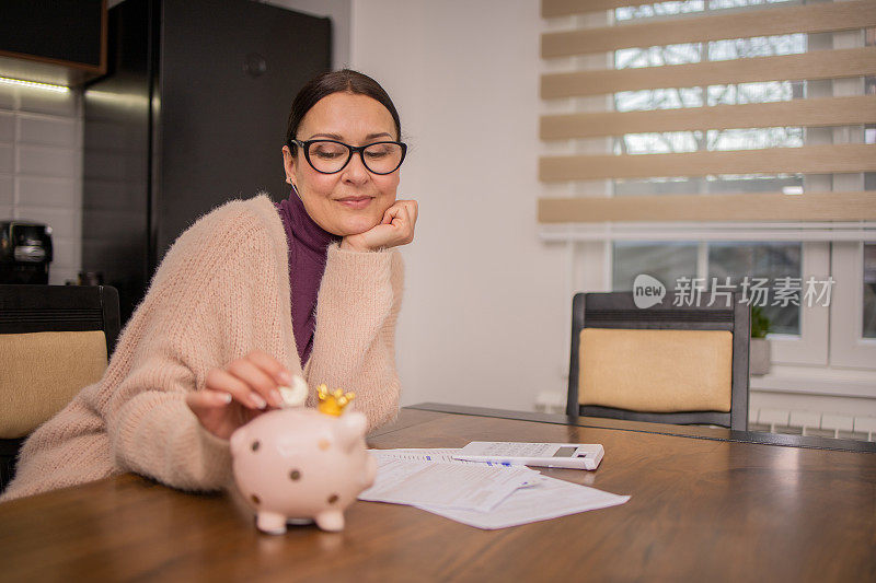 女人在存钱罐里存钱