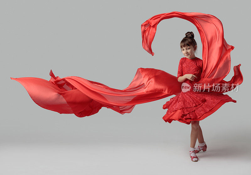 穿着红裙子跳舞的女孩。