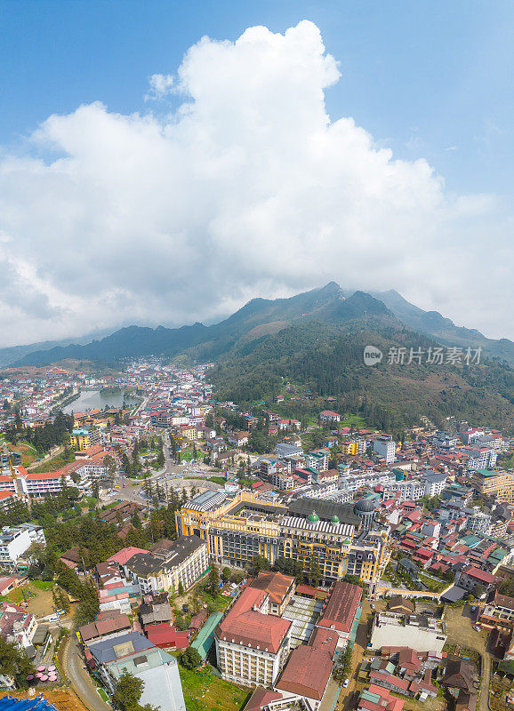 亚洲越南老蔡省萨帕市山城景观鸟瞰图，阳光明媚，夕阳西下，云中山景