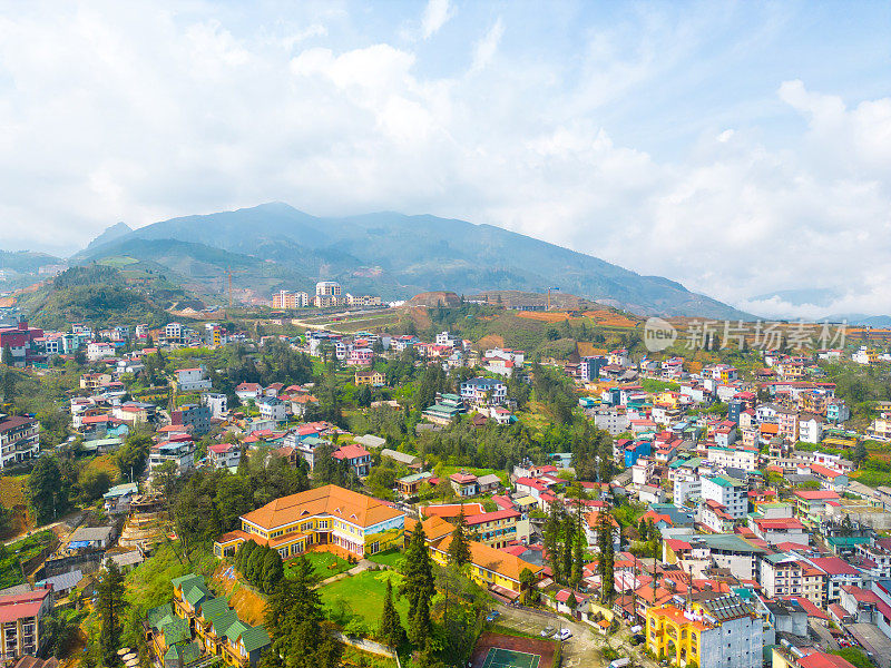 亚洲越南老蔡省萨帕市山城景观鸟瞰图，阳光明媚，夕阳西下，云中山景