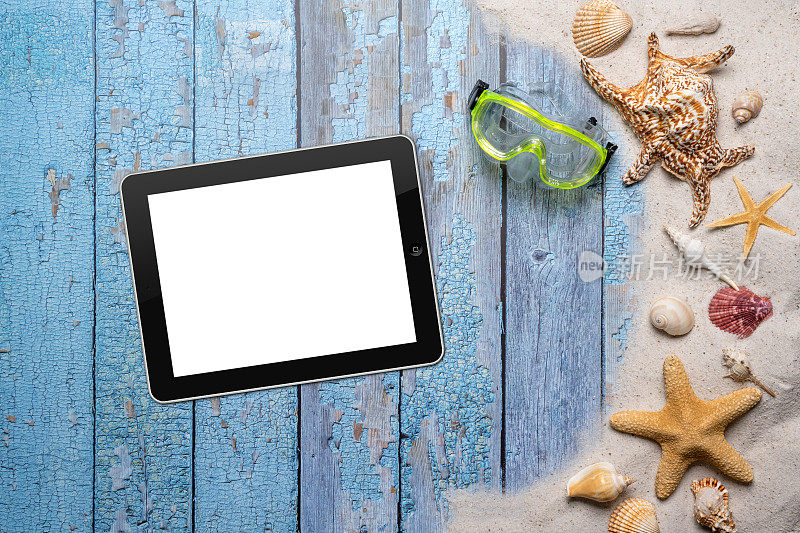 夏天，海滩和度假的概念与自由文本空间。前视图。平面布局，绿色潜水镜，空白写字板，大海星和海贝壳和各种海贝壳和细沙滩在一个古老的蓝色木板背景