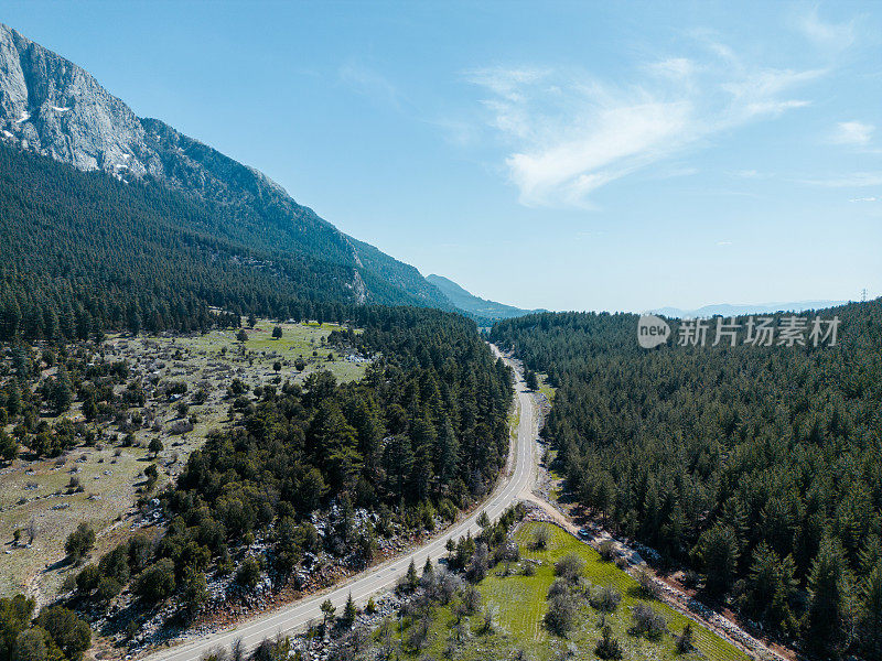 航拍陡峭山地林地沥青路面景观