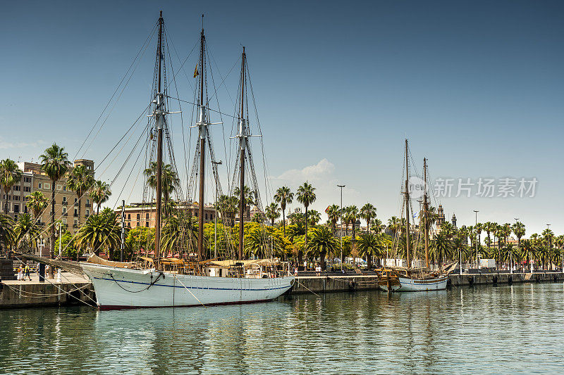 船只停泊在维尔港木板路岸边的巴塞罗那加泰罗尼亚西班牙