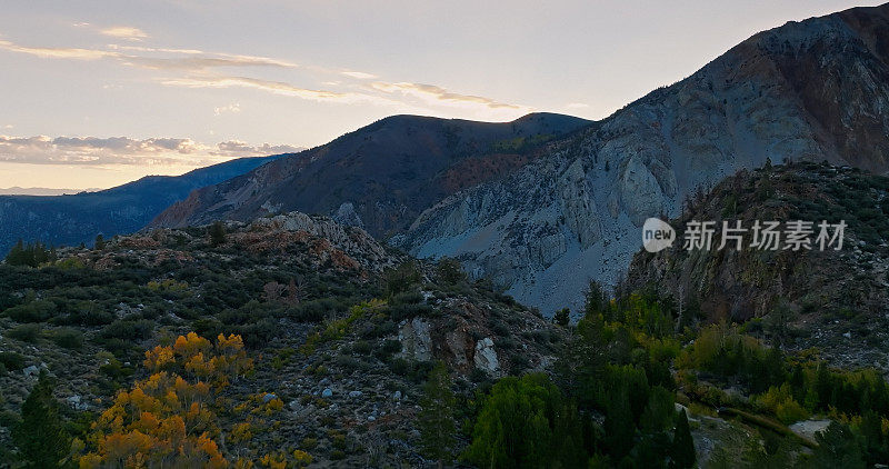 无人机在塞拉山脉萨布丽娜湖附近拍摄的秋天色彩