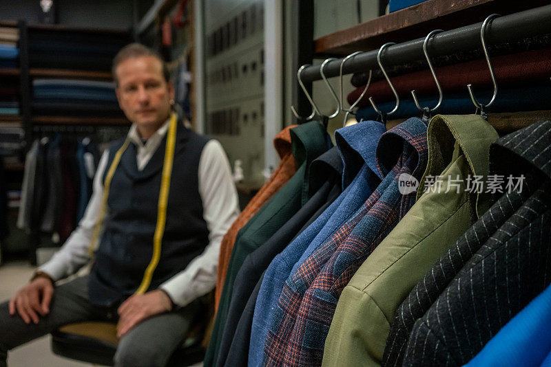 商务夹克在货架上的重点是前景男士时装设计师是背景横向时装仍然