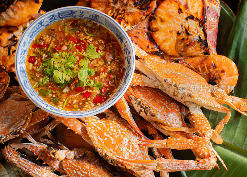 海鲜菜，如烤虾蟹和海鲜酱。它由新鲜的辣椒、酸橙汁、生姜、大蒜、糖和鱼露组成。泰国最受欢迎的海鲜套餐。