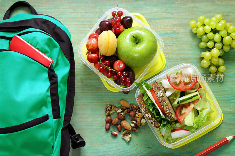 健康食品学校午餐盒装水果蔬菜和三明治