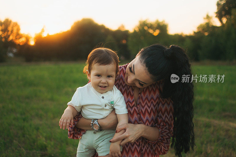 妈妈和她的孩子玩耍