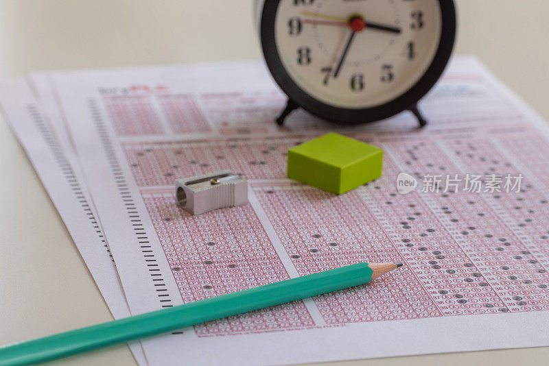 桌上标准化考试的纸质答题卡光学形式