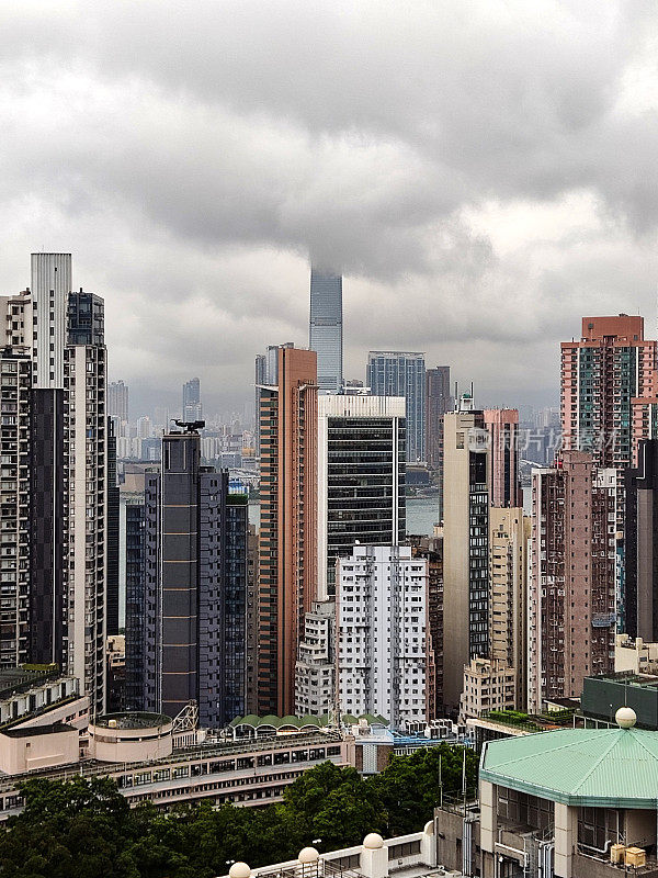 暴雨云层下的香港天际线