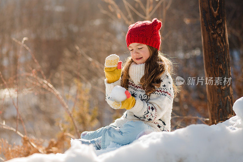 冬季户外活动的女孩在户外打雪仗