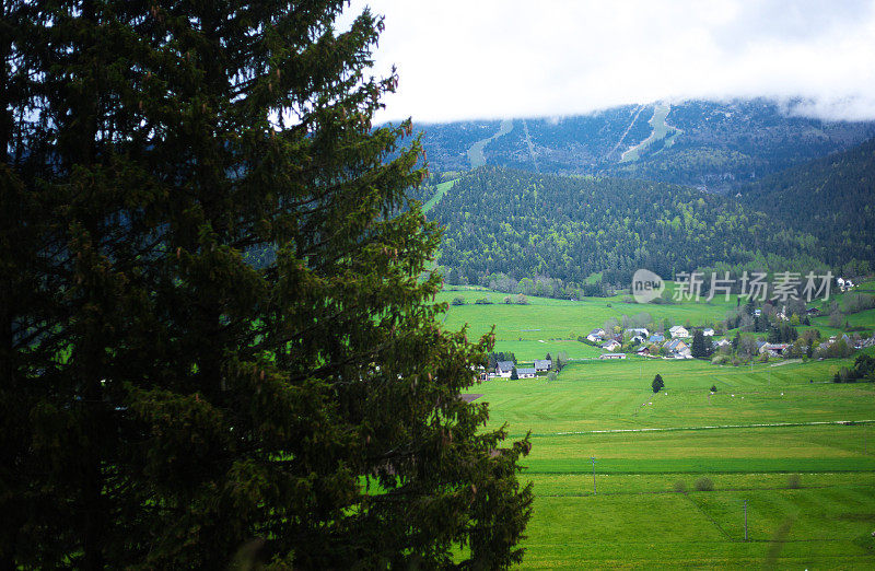 法国，勒韦科尔，兰斯-恩韦科尔:远处的村庄，滑雪斜坡