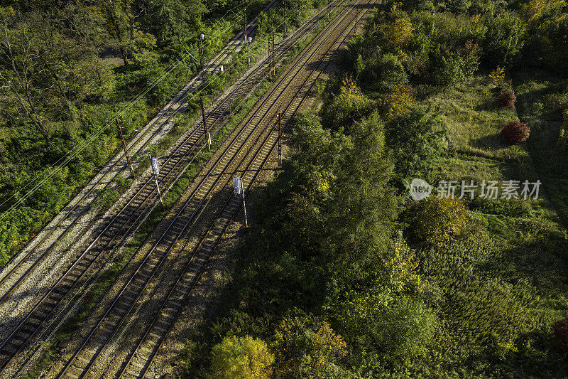乡村风景中有很多铁轨