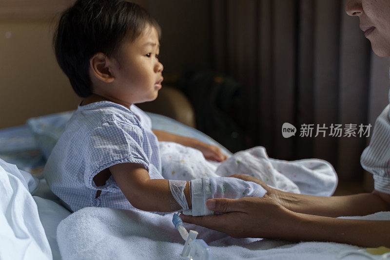 亚洲母亲在医院照顾生病的小儿子。