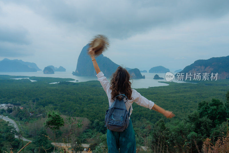 欣赏攀牙湾美景的妇女