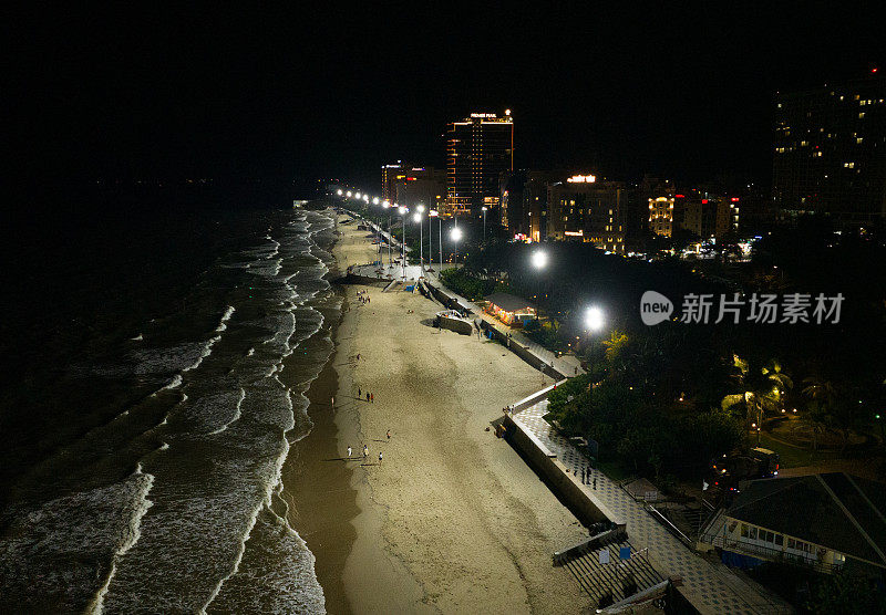 夜晚，大浪冲击着云头海滩，巴里亚云头省