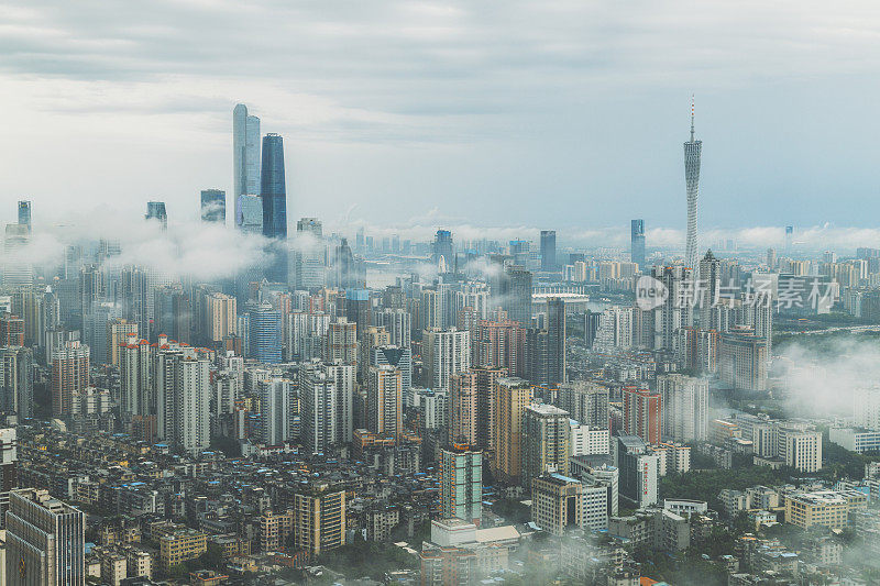 广州城市的天际线笼罩在薄雾之中