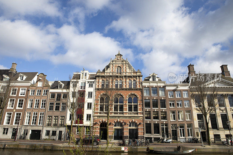 阿姆斯特丹的一排联排别墅和蓝天