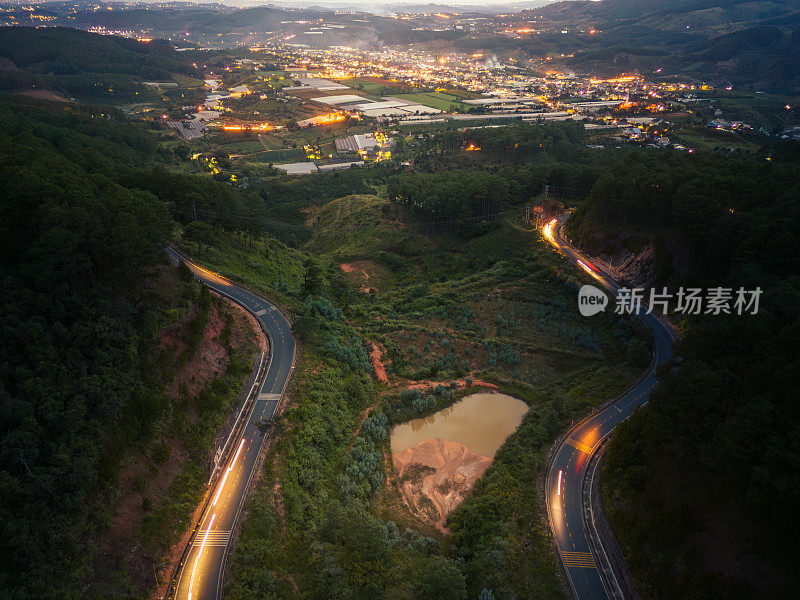 晚霞中的越南大叻市塔农山口鸟瞰图。远处蜿蜒的道路是越南的大叻市