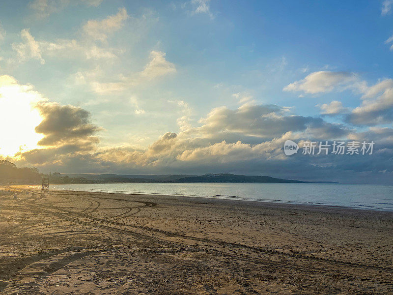 海滩的背景。大海，天空和沙子的背景