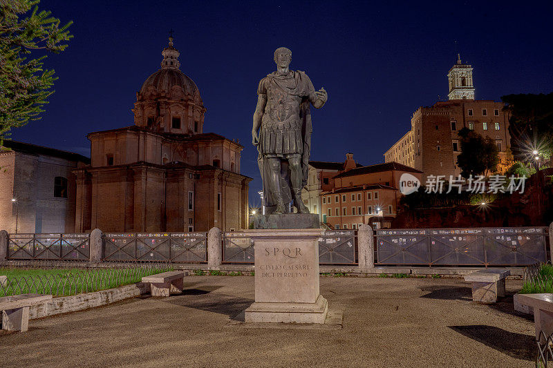 以圣卢卡教堂为背景的凯撒大帝雕像——国会大厦雕像的青铜复制品