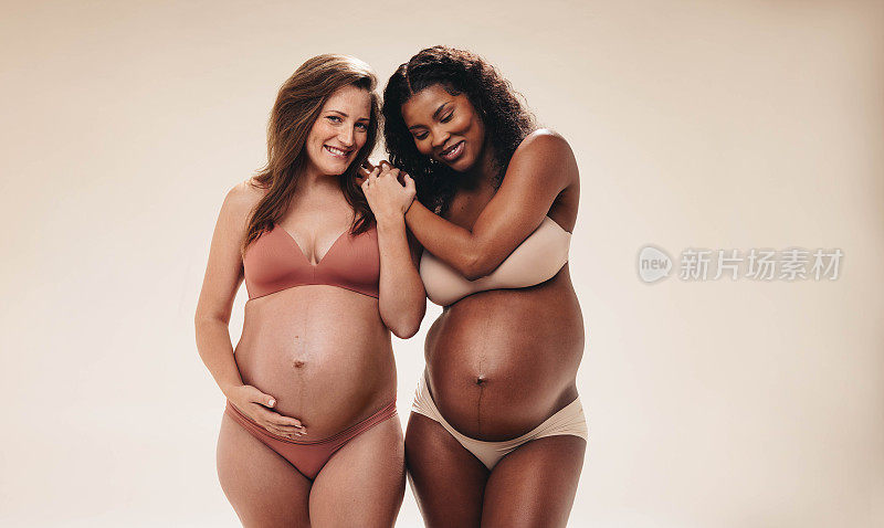 有肚子的朋友:两个女人在怀孕期间手牵着手互相支持