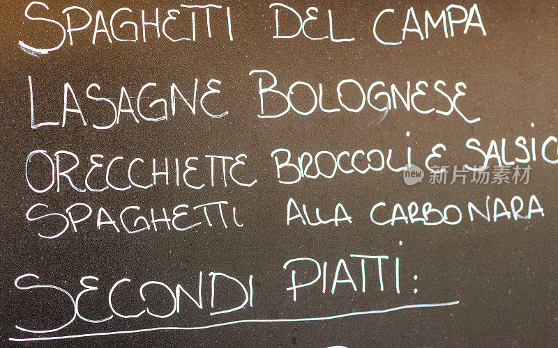 意大利托斯卡纳佛罗伦萨餐厅菜单上的肉酱千层面