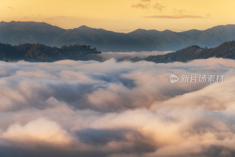 泰国清迈，美丽的风景在一个雾蒙蒙的早晨。