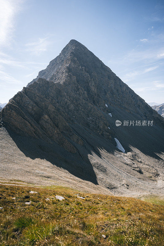 山和草地鸟瞰图