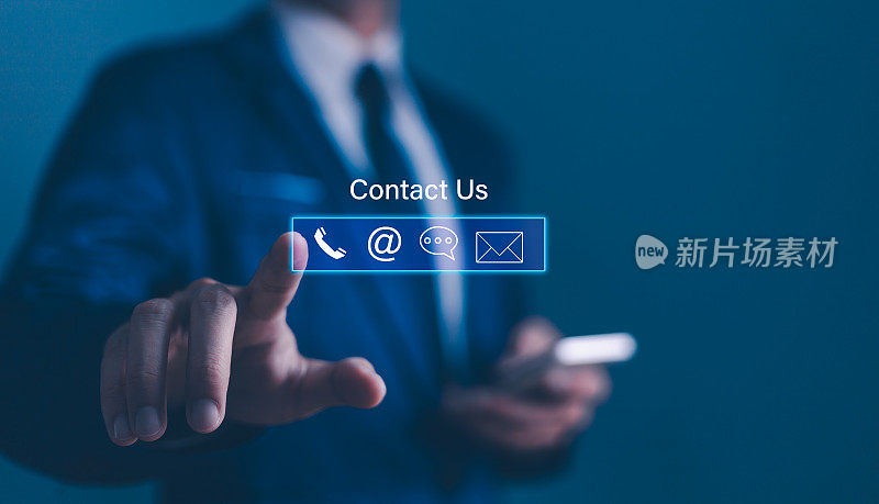 联系我们或客户支持热线，商人触摸虚拟屏幕上的联系图标(电子邮件，地址，实时聊天，电话)。客服、服务台咨询、在线支持人员联系。