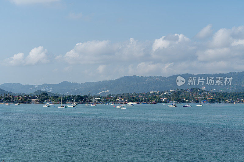 阴天的天空和假期夏天的大海，在苏梅岛的观景台。