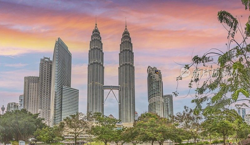 图为马来西亚吉隆坡KLCC地区的摩天大楼