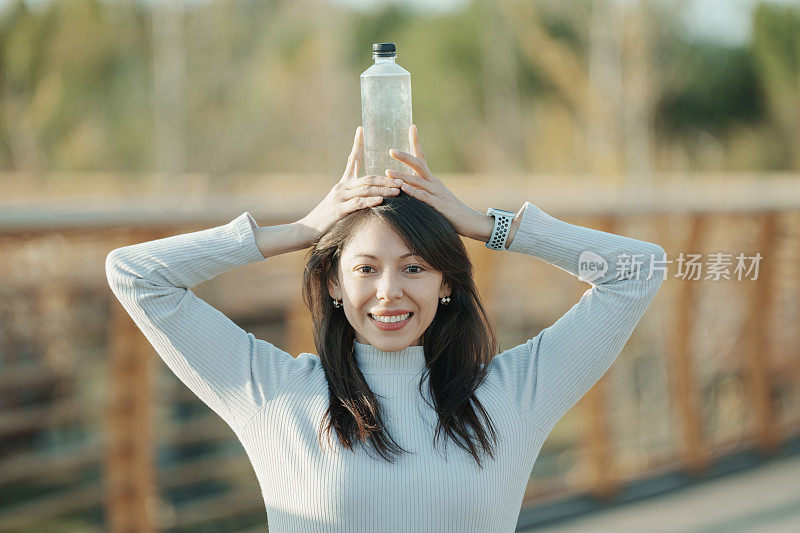 拉丁美女手里拿着PET瓶