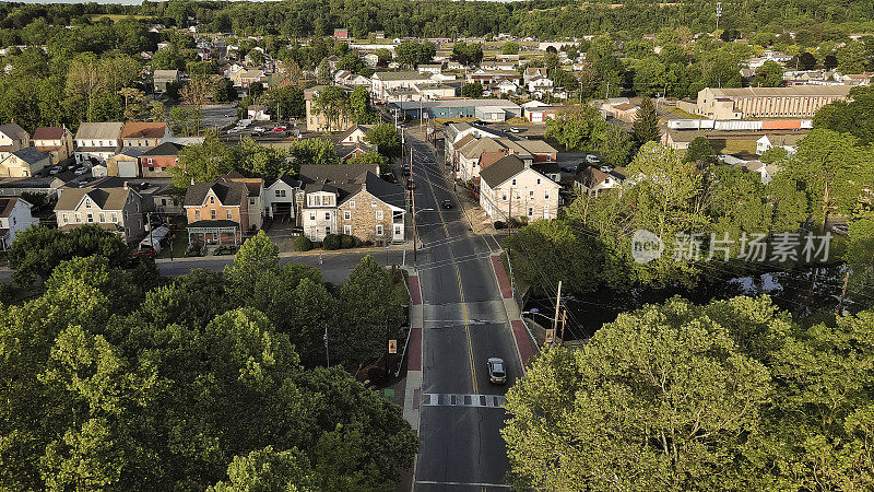 主街穿过小社区与历史悠久的房屋和停车场在沃尔纳波特，宾夕法尼亚州