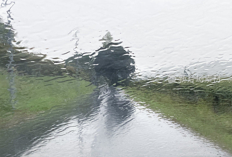 下雨天潮湿的道路