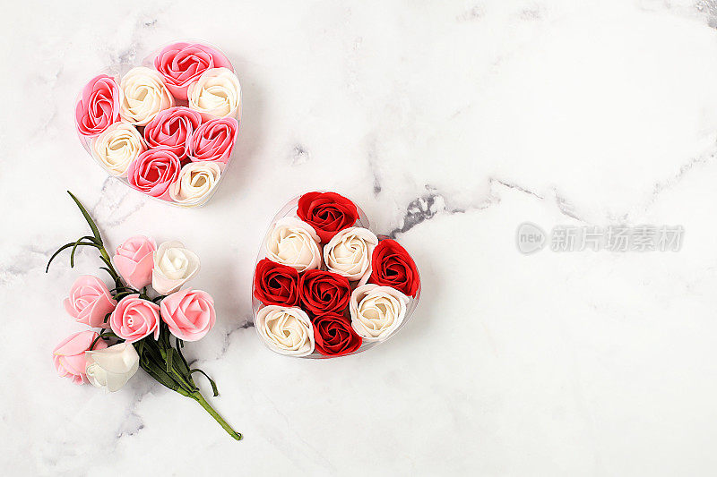 抽象插花，美丽的春天玫瑰在盒子与心，花束和礼物在大理石背景，横幅，静物与空间的文字，花卉节日贺卡